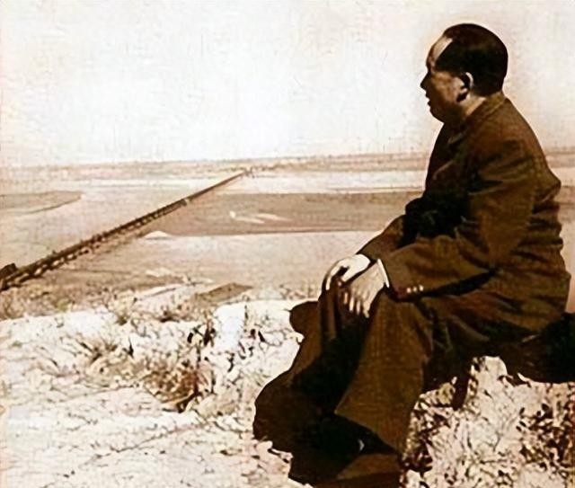 1952年，毛主席去河南视察水利工作，没想到就在接待他的军官中，他竟然看到了一个