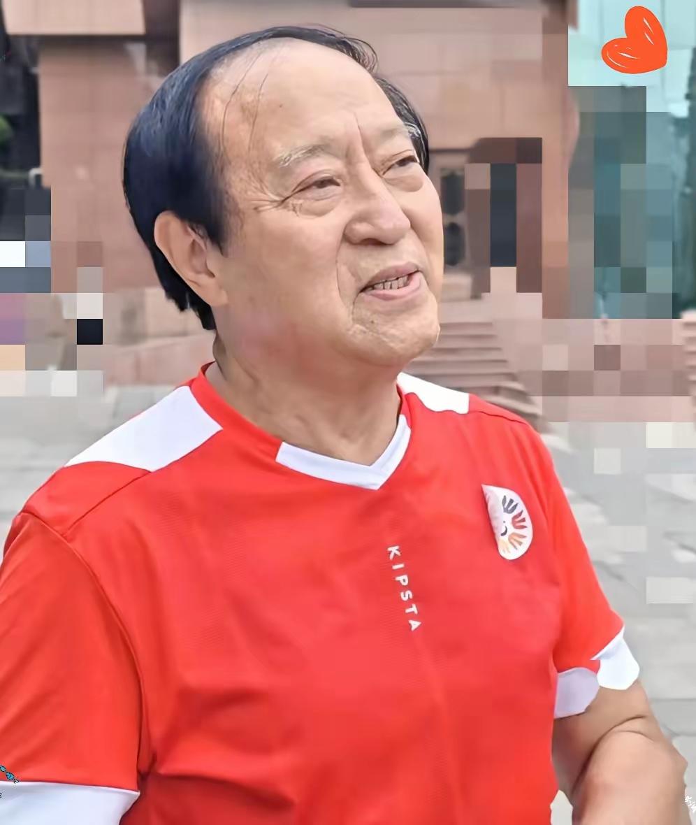 刷到牛群老师的近况，我半天没说出话。一个月退休金五六千，在北京。然后雷打不动