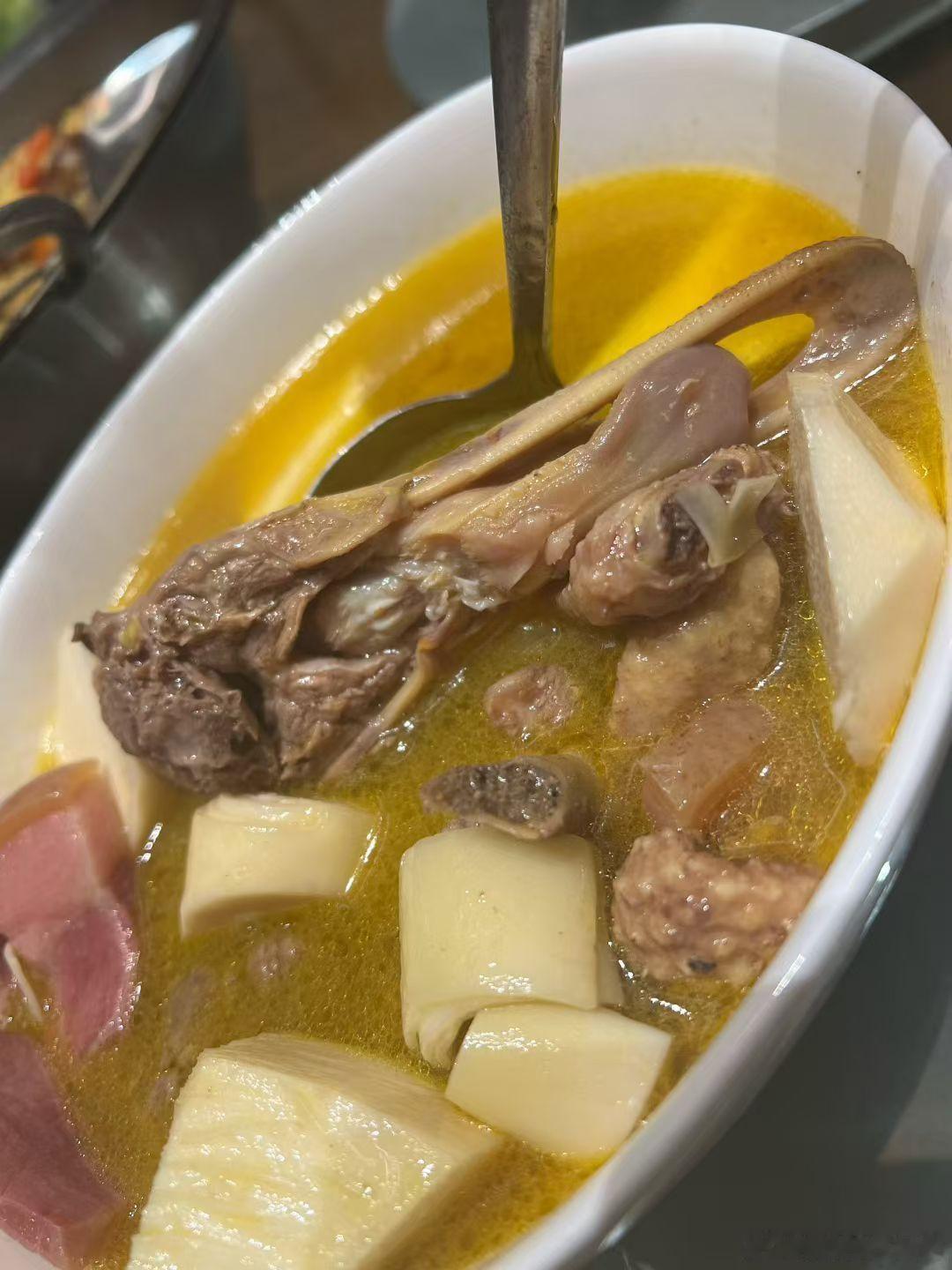 云南菜好。三四年的老鸭，用火腿、甜笋来炖。