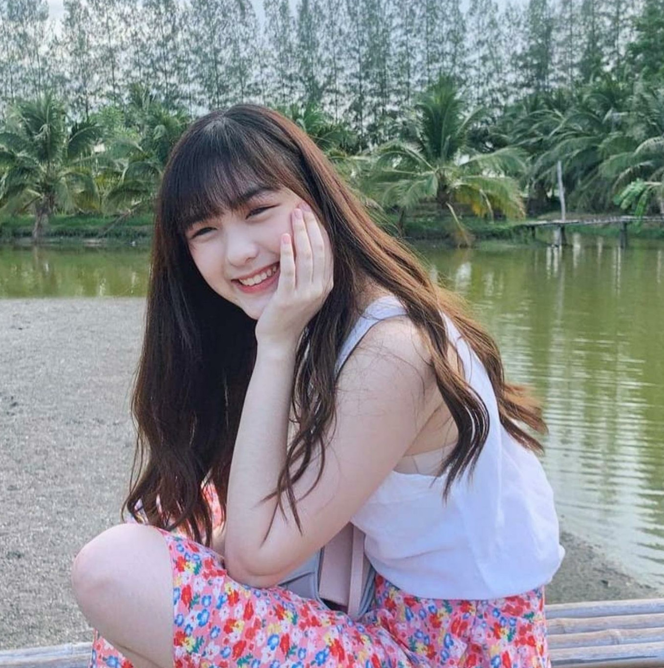 妻子去度假，她闺蜜抱怨比基尼带子勒。
