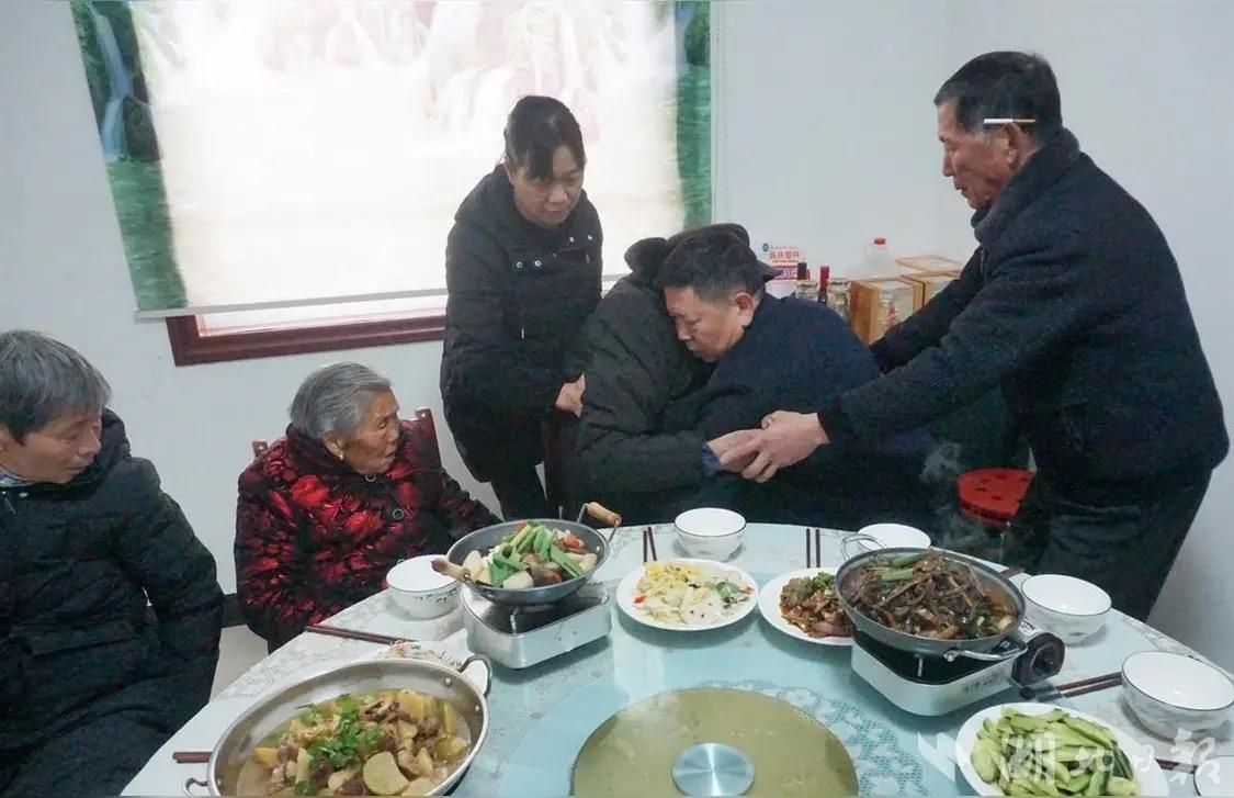 我在农村发现一个奇怪现象，条件越好的儿女就越不能给父母养老。农村孩子一大帮，