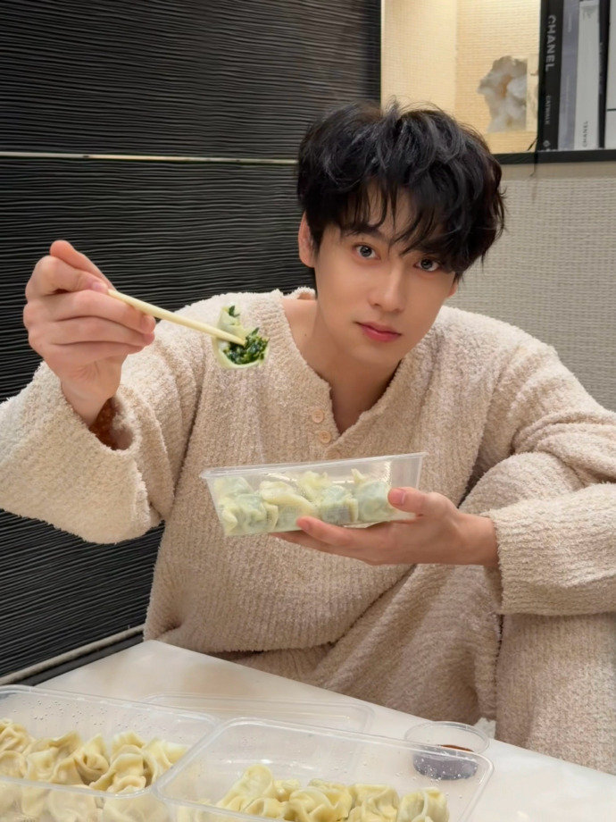 田栩宁冬至吃的韭菜鸡蛋饺子田栩宁冬至照田栩宁冬至照，田栩宁冬至吃的韭菜鸡蛋饺子