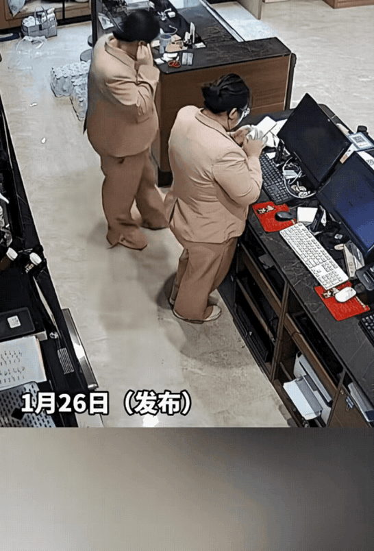 笑不活了！上班时裤子突然掉了，这社死名场面居然真的发生了，小姐姐当场大喊的样子，