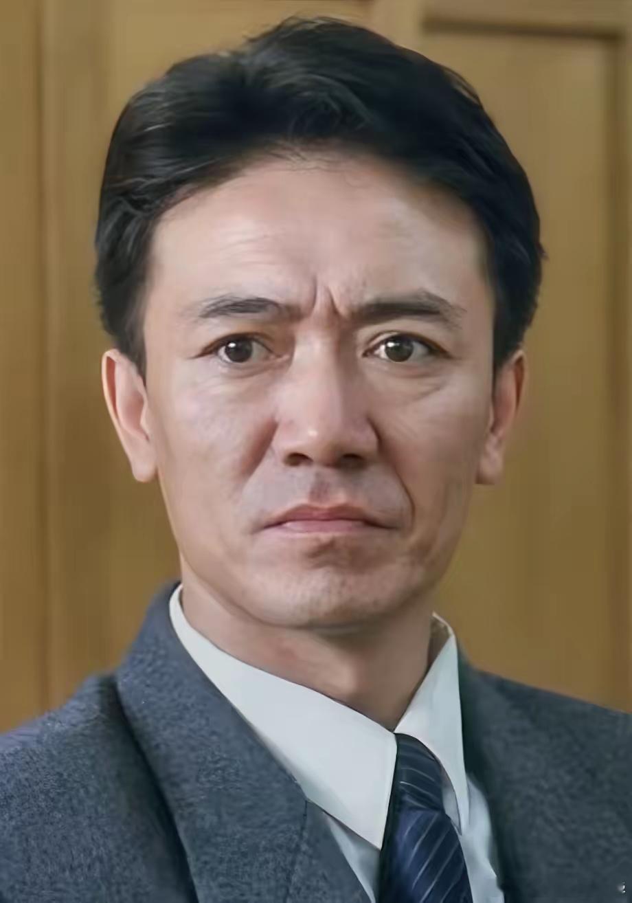 李幼斌为啥总是出演正派角色？原因有三点：第一点，是因为他的身份，李幼斌不但是文职