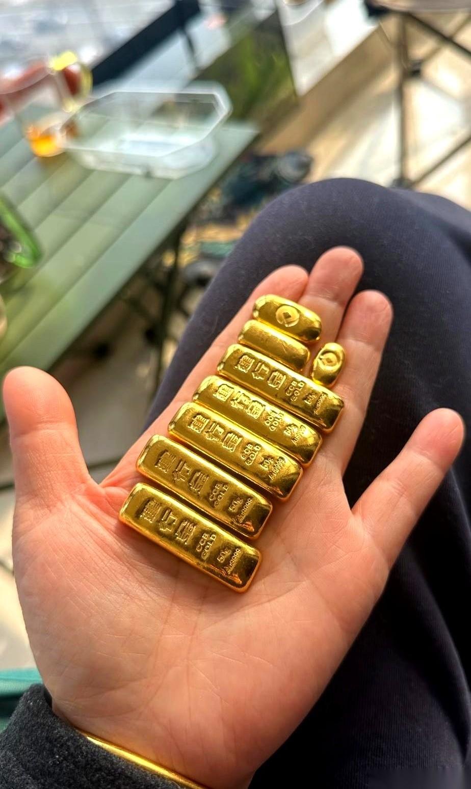 我朋友那几根金条，500多买的，现在快翻了一倍。就那么几根，黄澄澄的，静静躺在