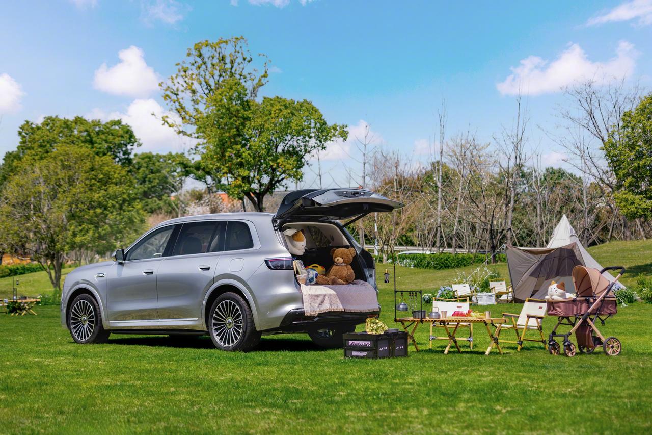 问界M8见证价值迁移，高知家庭换车首选为啥是TA？近期，一份行业洞察报告揭示了