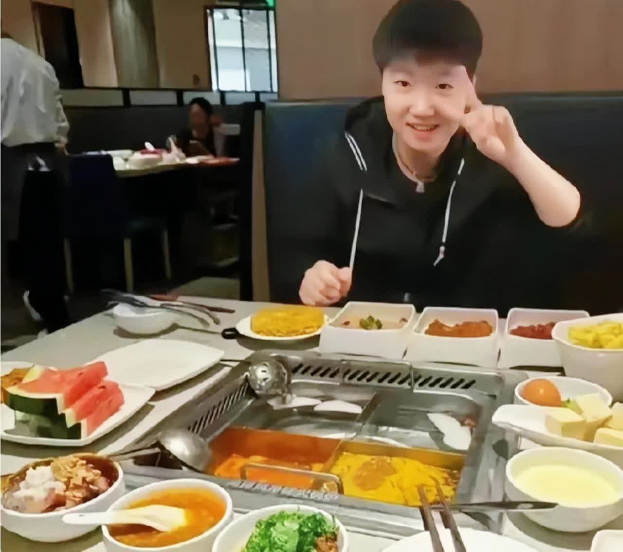 莎莎以为藏得够深！没想到一双筷子出卖了她看照片里对面摆筷子的位置