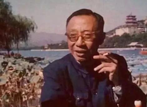 溥仪重游故宫，指着墙上的一张画像说“这照片不是光绪皇帝，是醇亲王！。”历史专家冷