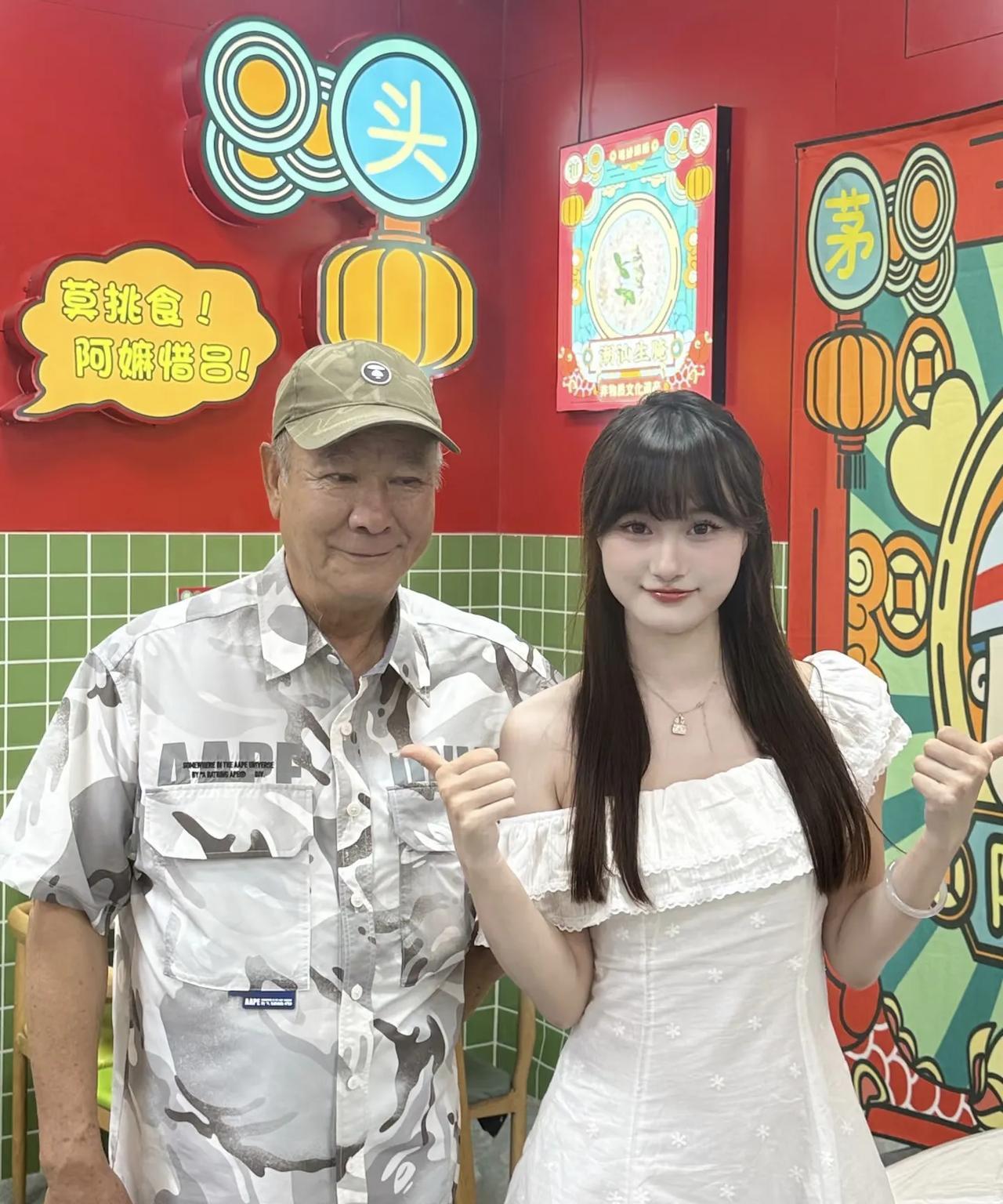 73岁李修贤现身汕头一家餐馆吃卤味饭，他的身材胖了好多，头发花白了，虽然容貌苍老