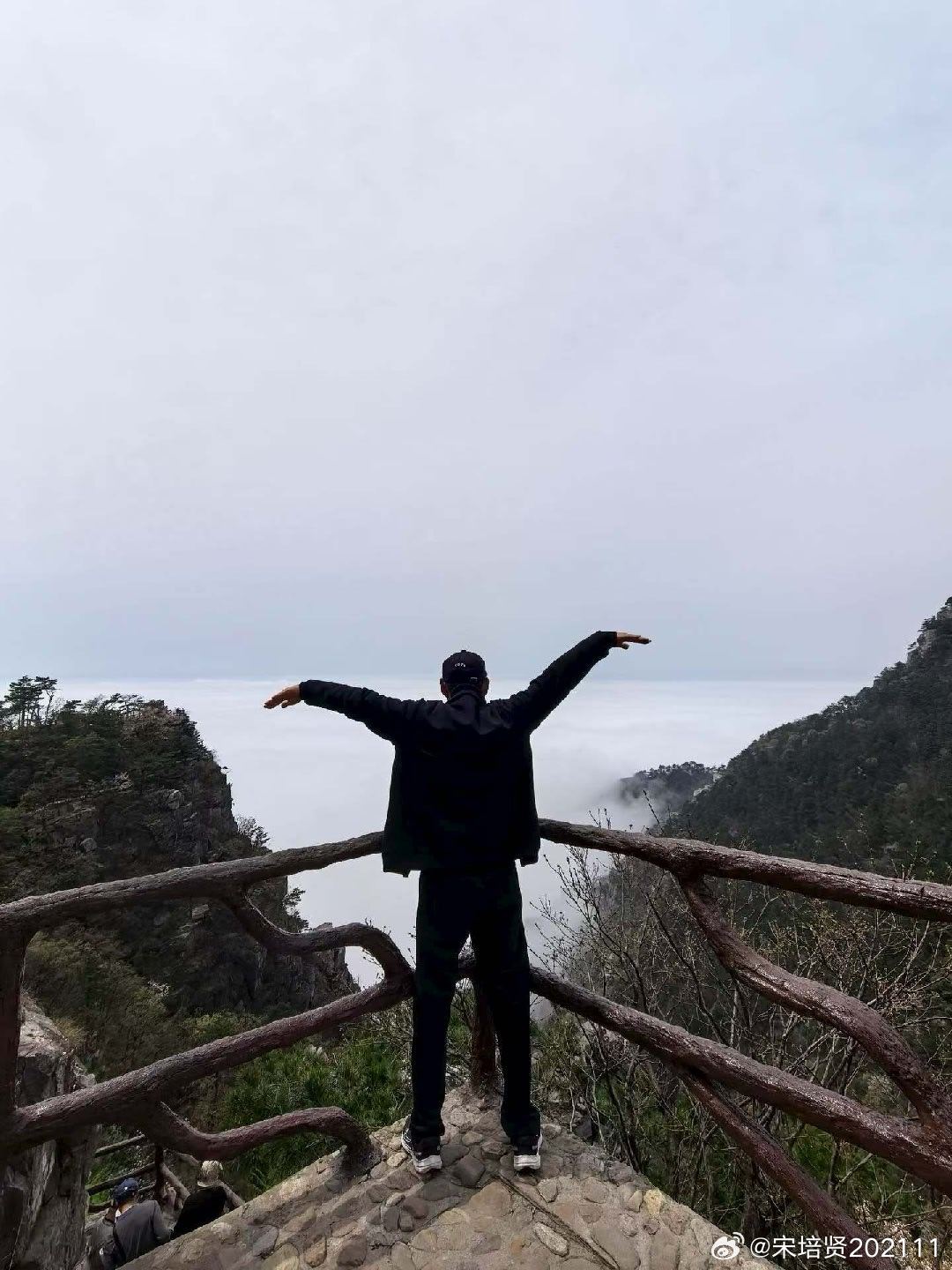原创诗词春游庐山锦绣谷俊峰花树共云生，半山曲径引松风。有谷何须金銮殿，一路溪