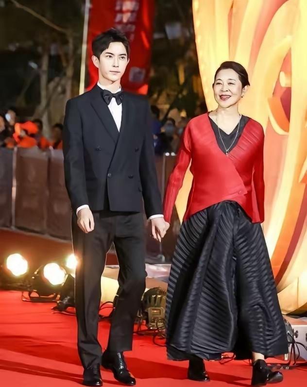 倪萍牵着他走上红毯的那一刻，多少人眼眶都看湿了！这位平时不爱声张的有真本事的