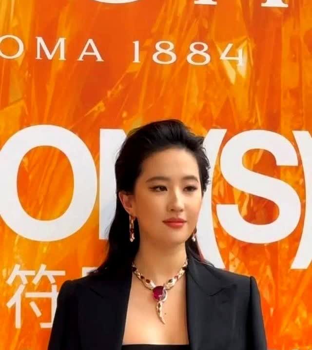 刘亦菲又上热搜了。不是因为新戏，而是最新生图。网友直呼她简直是镜