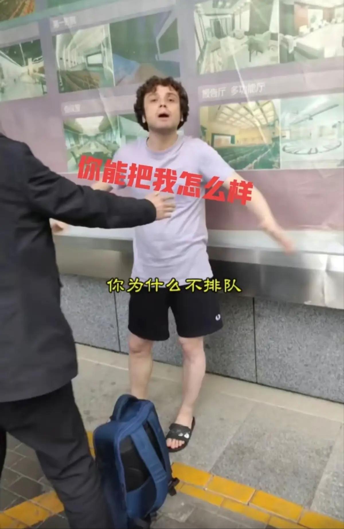 食堂插队施暴无视规则，一众学生合力制止乱象，校方通报处置划定平等底线。饭点时
