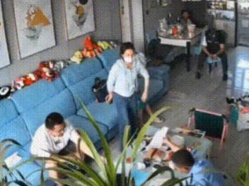 “太绝情了！”夫妻离婚，女子回到前夫家中拿东西，走的时候只带了一个包裹，连孩子都