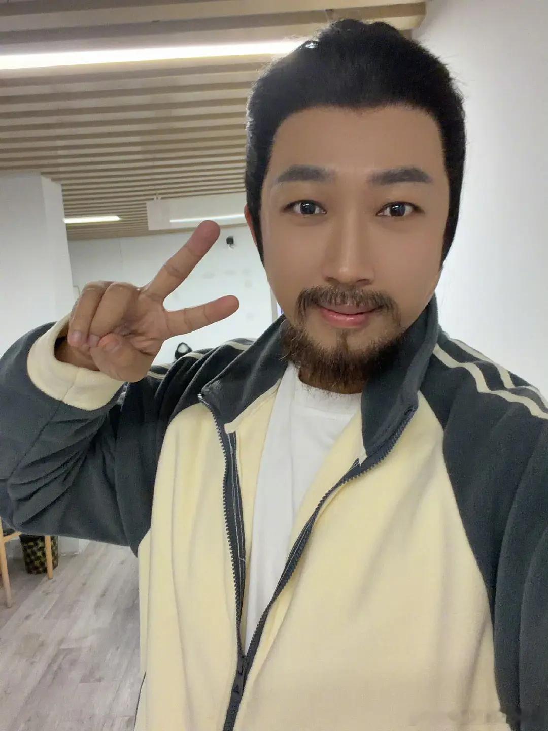 来认人，他还挺活跃的