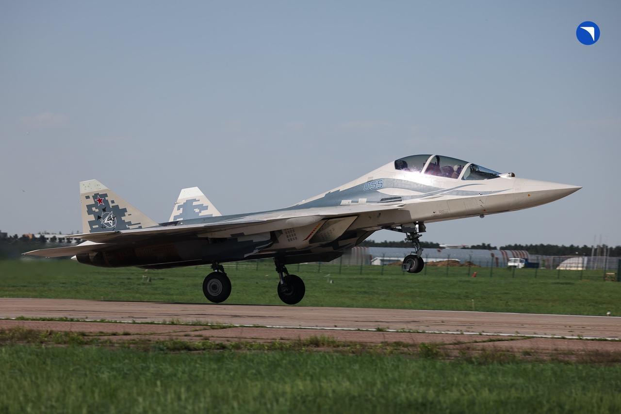 俄罗斯新型双座Su-57战机升空画面。双座第五代战斗机的原型机由俄罗斯英雄和首