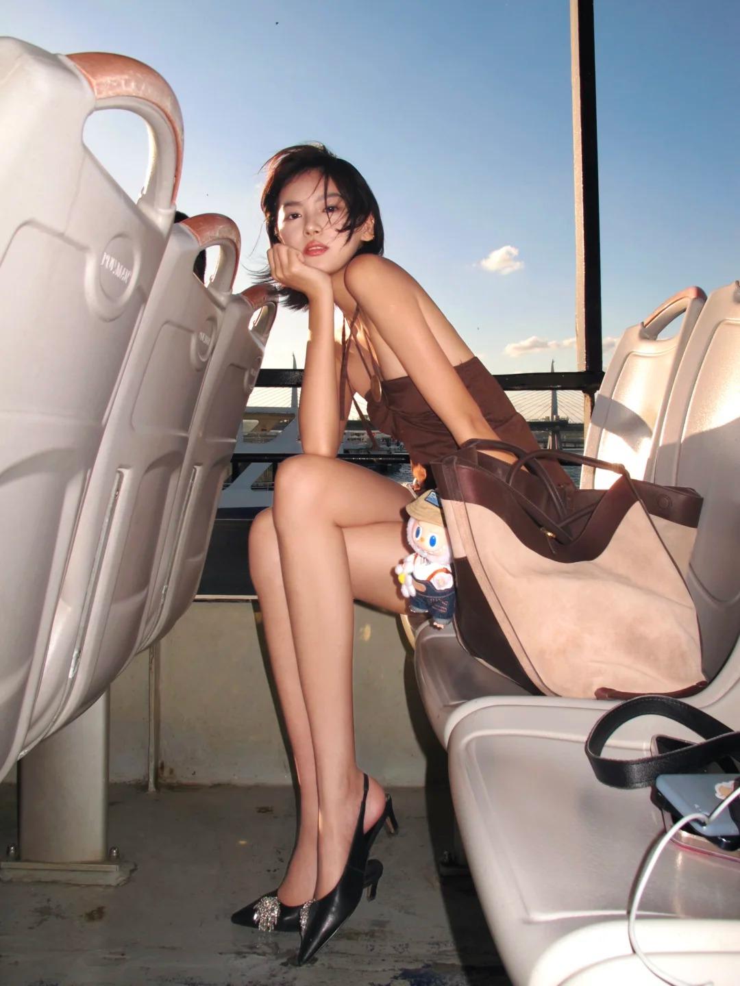 特别有岁月感的兼职模特，腕间线条纤细却藏着隐性力道，似晨露凝于细竹的柔韧弧面，转