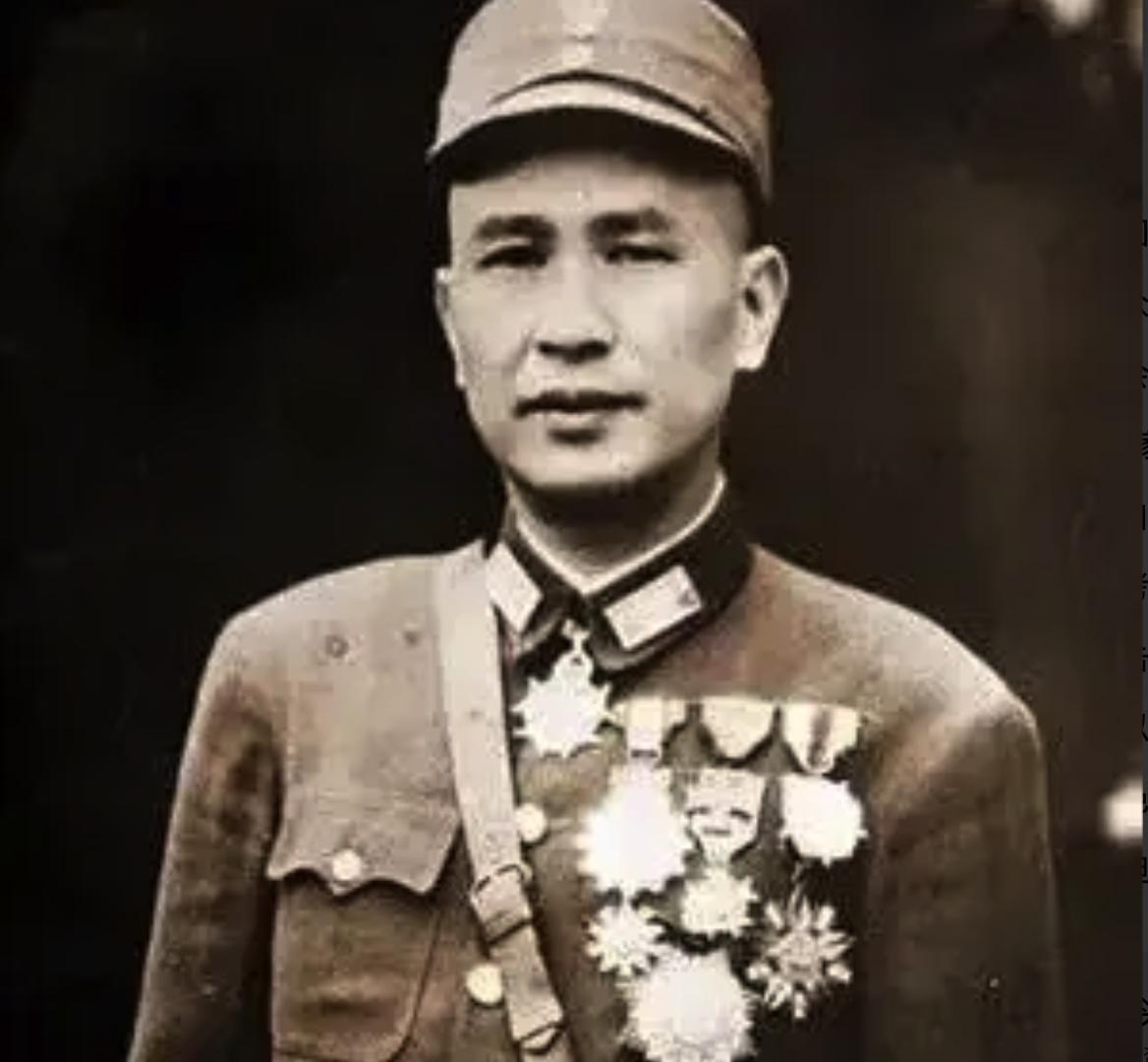 1937年，李克农外出散步，这时，一个老农朝他扔了一个纸团，李克农打开一看，脸色