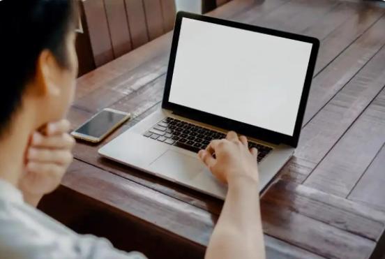 天大的讽刺！就在他们天天劝你"卷不动就躺平"的时候，这些人自己正忙得脚不沾地