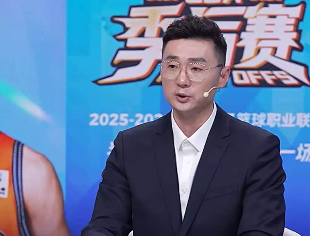 没想到京沪大战一场解说，刘炜彻底把上海球迷惹恼了，直言要把球馆中刘炜的球衣撤下来