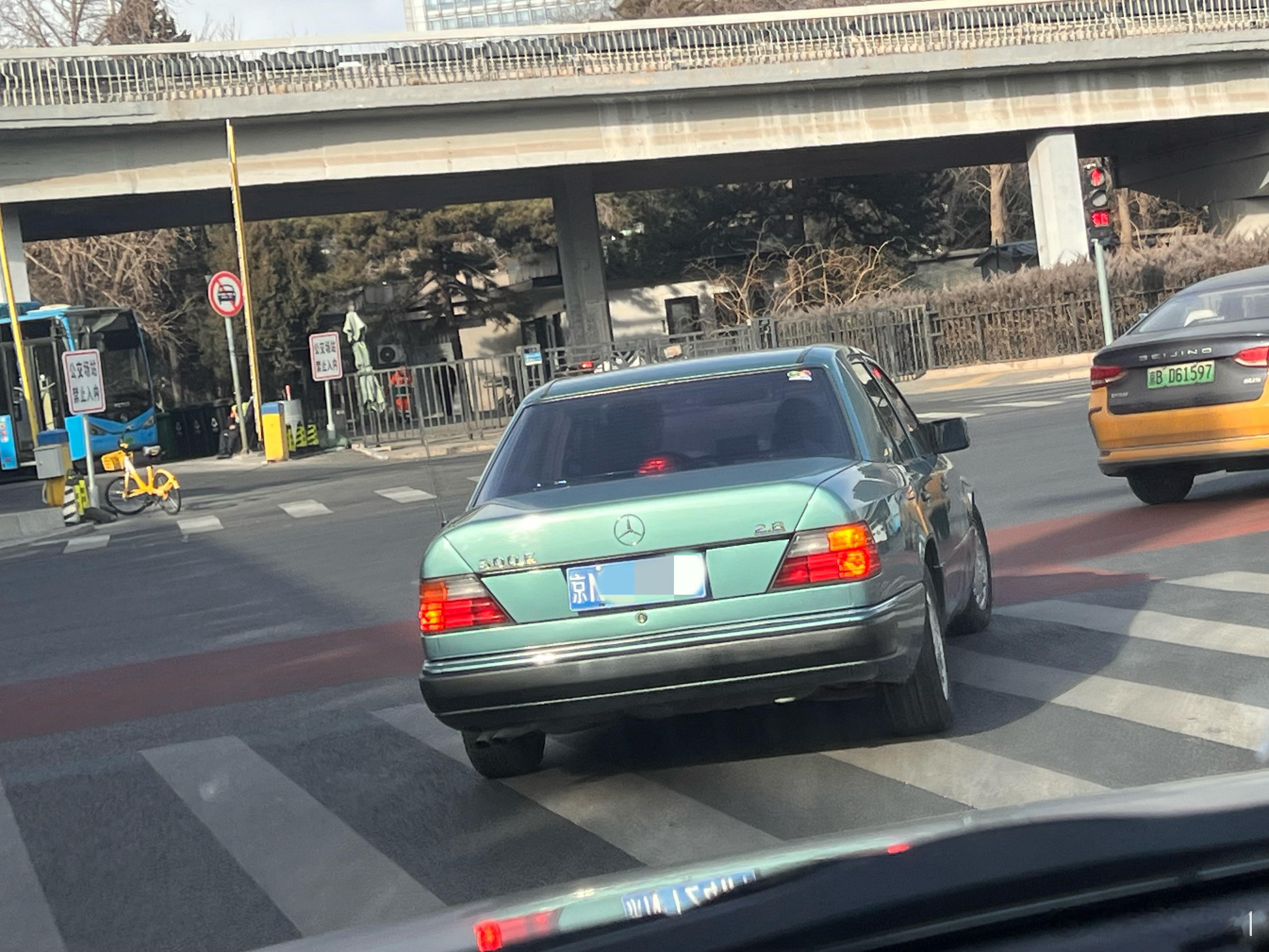卧槽！干干净净的奔驰W124！北京·公主坟(地铁站)