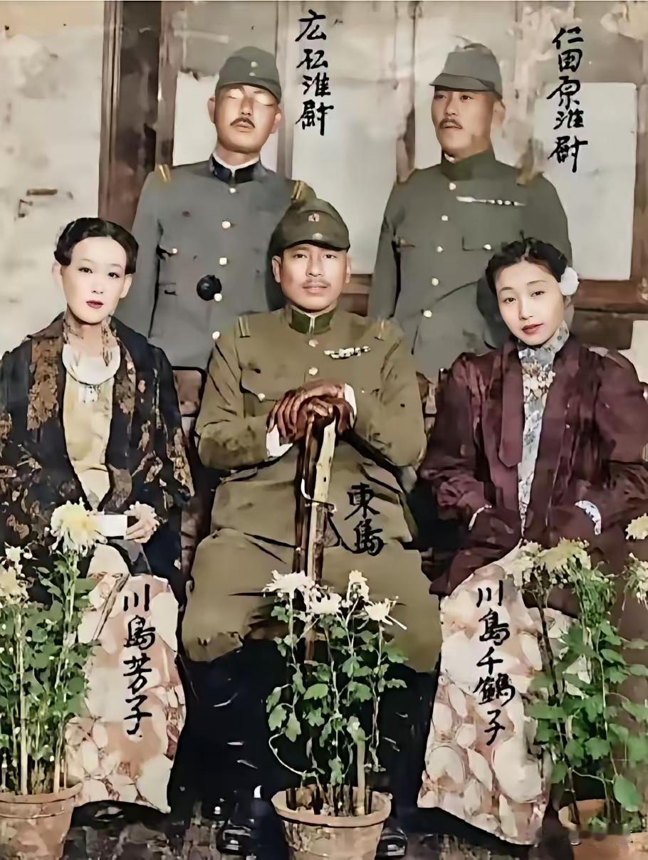 翻看川岛芳子的照片，能看到她不同阶段模样。早期照片里，她就是个天真小女孩。191