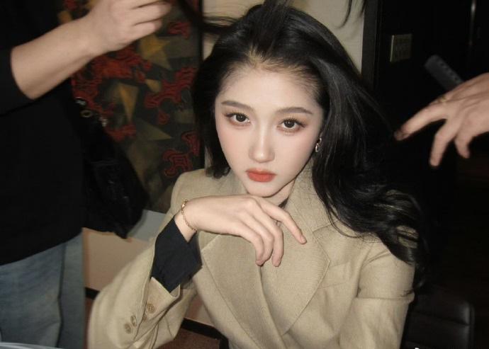 最近关晓彤在出席时尚活动的时候搭配的很有国际超模风采，看上去年轻又迷人。她上