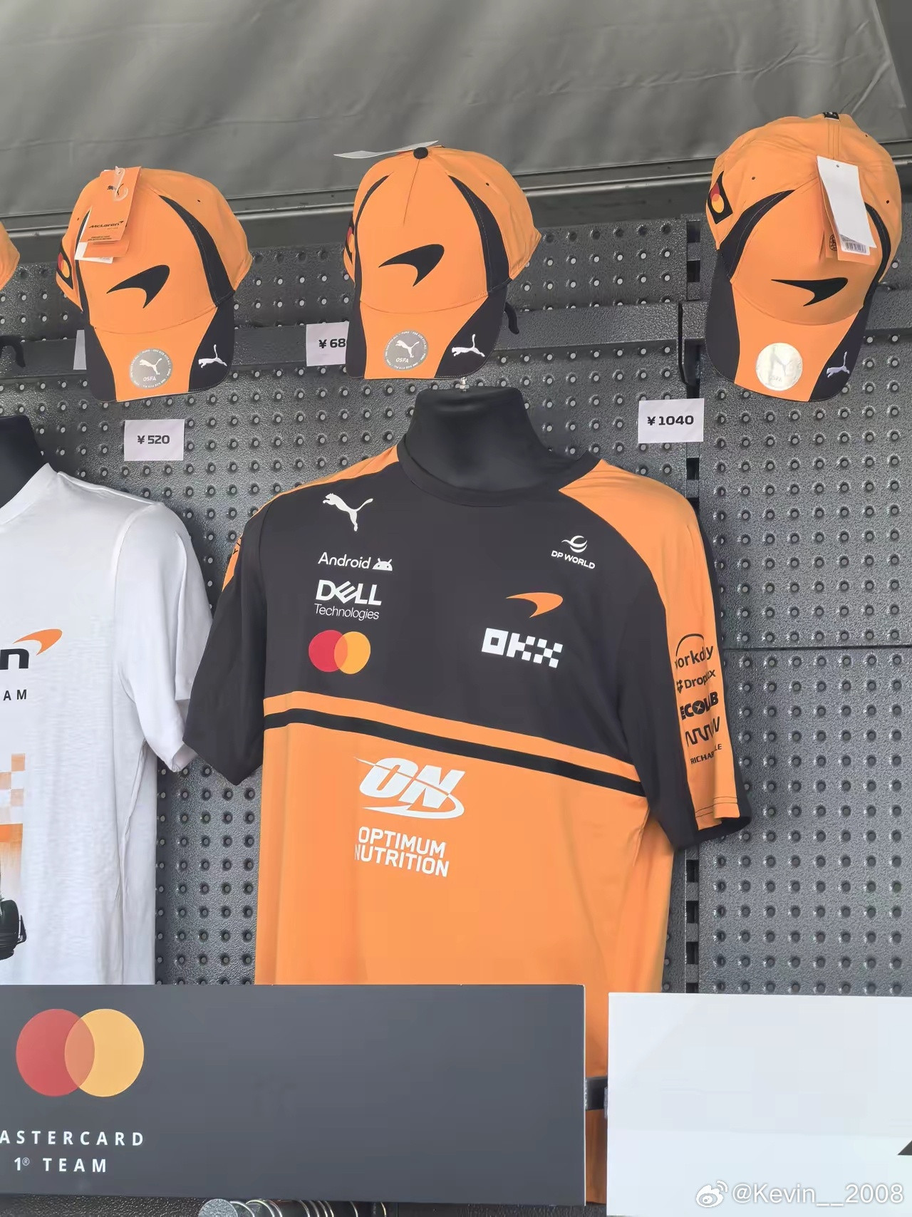 今年F1大奖赛又开始了这个阿斯顿马丁的绿帽子要680元一个。这些短袖竟然都是1千