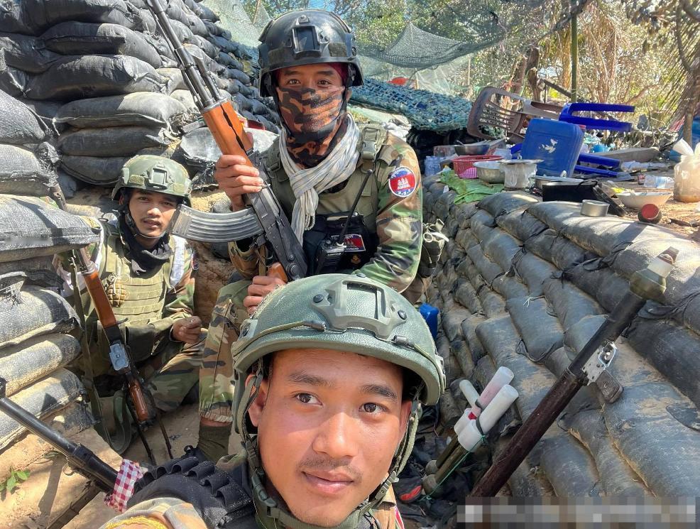 柬埔寨军队的战壕挺简陋！战壕中的柬埔寨士兵，手持56式突击步枪，旁边是RPG