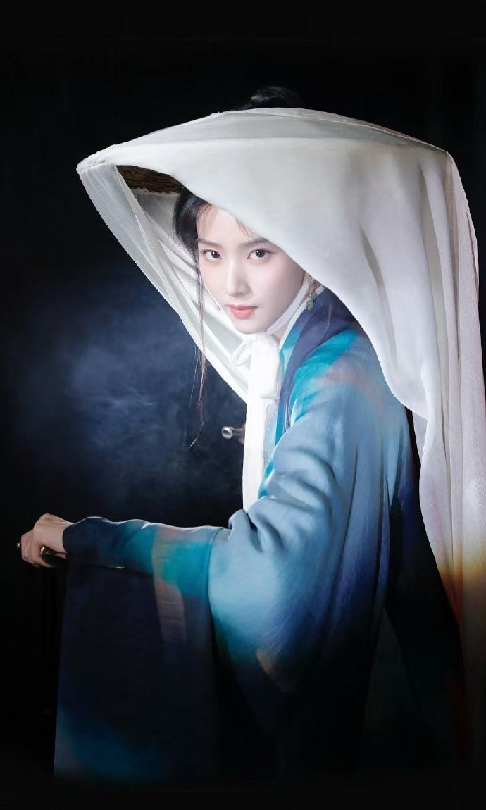 卢昱晓《何不同舟渡》的眼神切换丝滑到惊艳！从垂眸温柔到执剑英气，情绪递进超有力