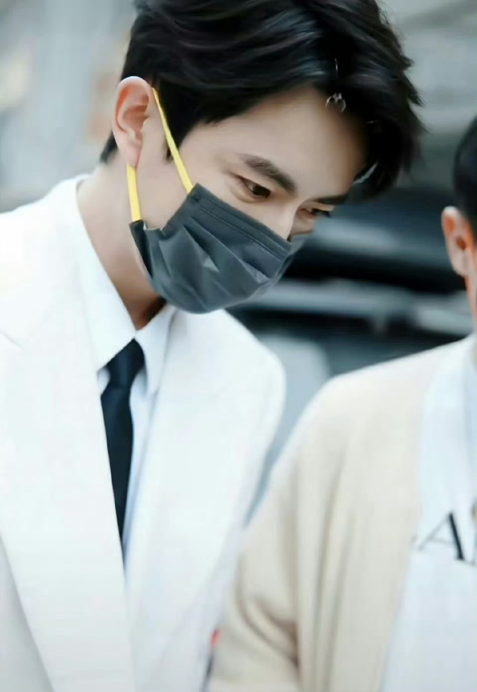 你啊你，是自在如风的少年，飞在天地间，比梦还遥远，你啊你，飞过了流转的时间，归来