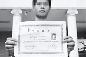 2015年，武汉大学，一名学生怒气冲冲地说：“我在这里读了4年书，花了20多万，