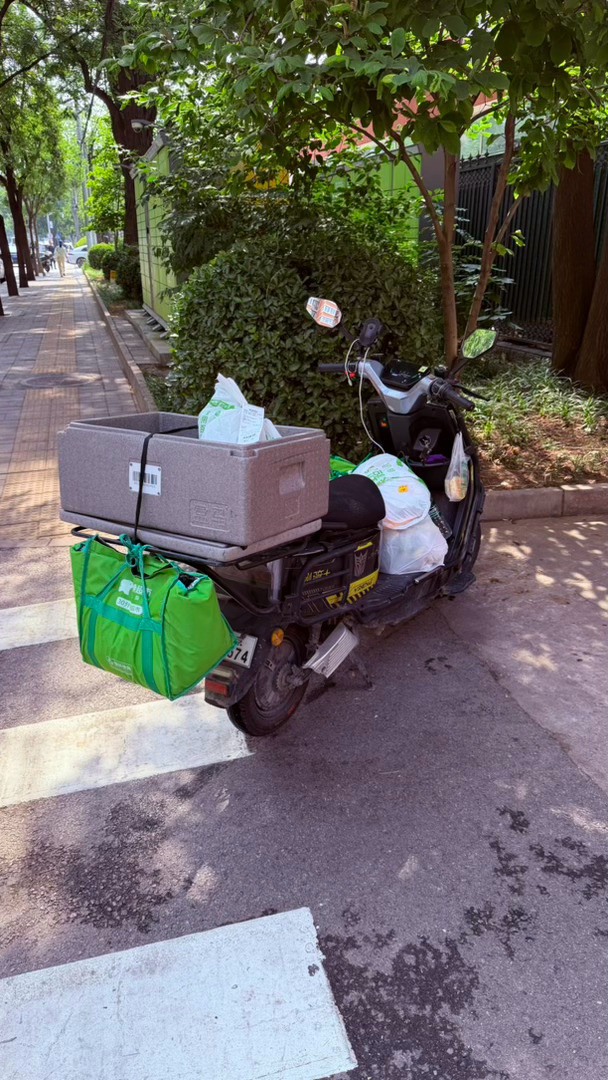 送餐小哥不容易啊！大热天！两个烧饼！一瓶矿泉水！哎不容易啊！