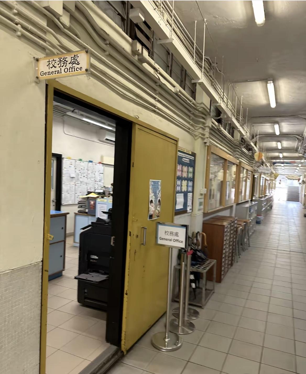 香港学校奇葩规定：第一，老师不会给家长私人联系方式，可以通过学校校务处电话联系。