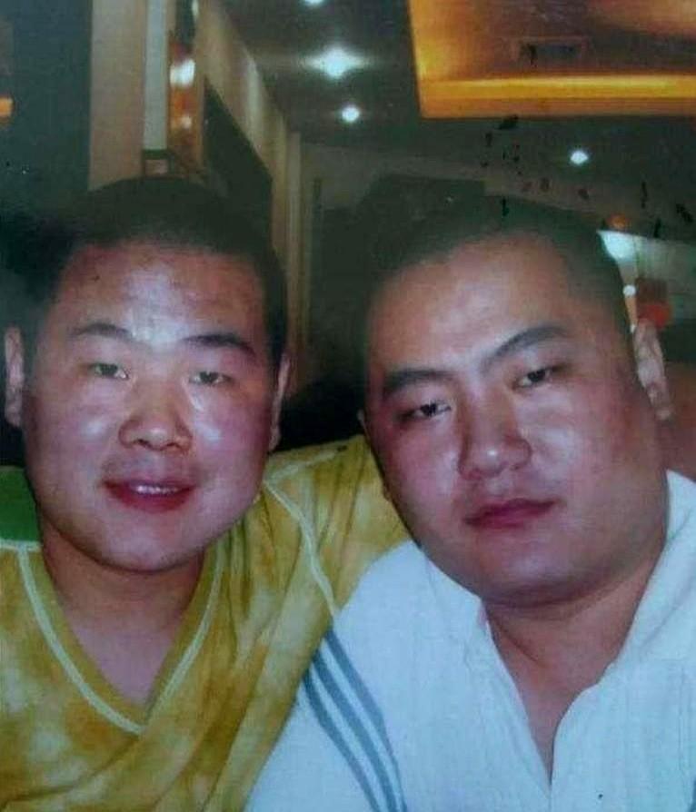 “给姐姐买房、给弟弟选择”，岳云鹏的这一步，其实是把人情债一次性还清。他不是傻