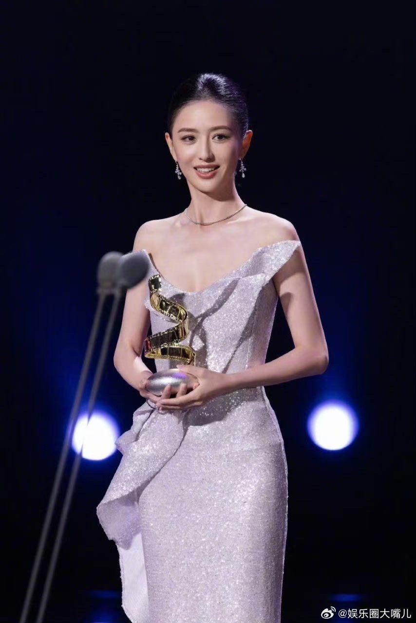 佟丽娅鎏光浅紫鱼尾裙救命！佟丽娅在微博电影之夜这两套造型杀疯了！从金碧高定到鎏