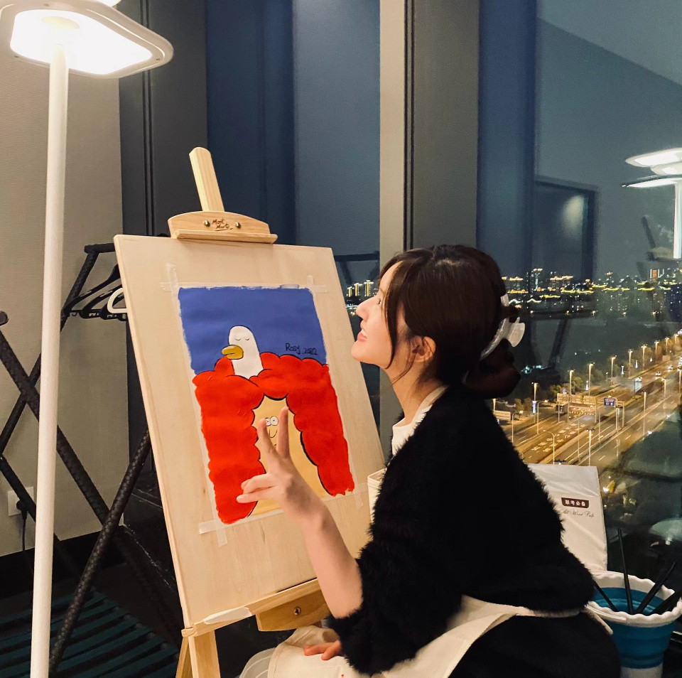 “女朋友真可爱画画时小嘴巴嘟囔个不停还时不时回头问我好不好看”赵露思/赵
