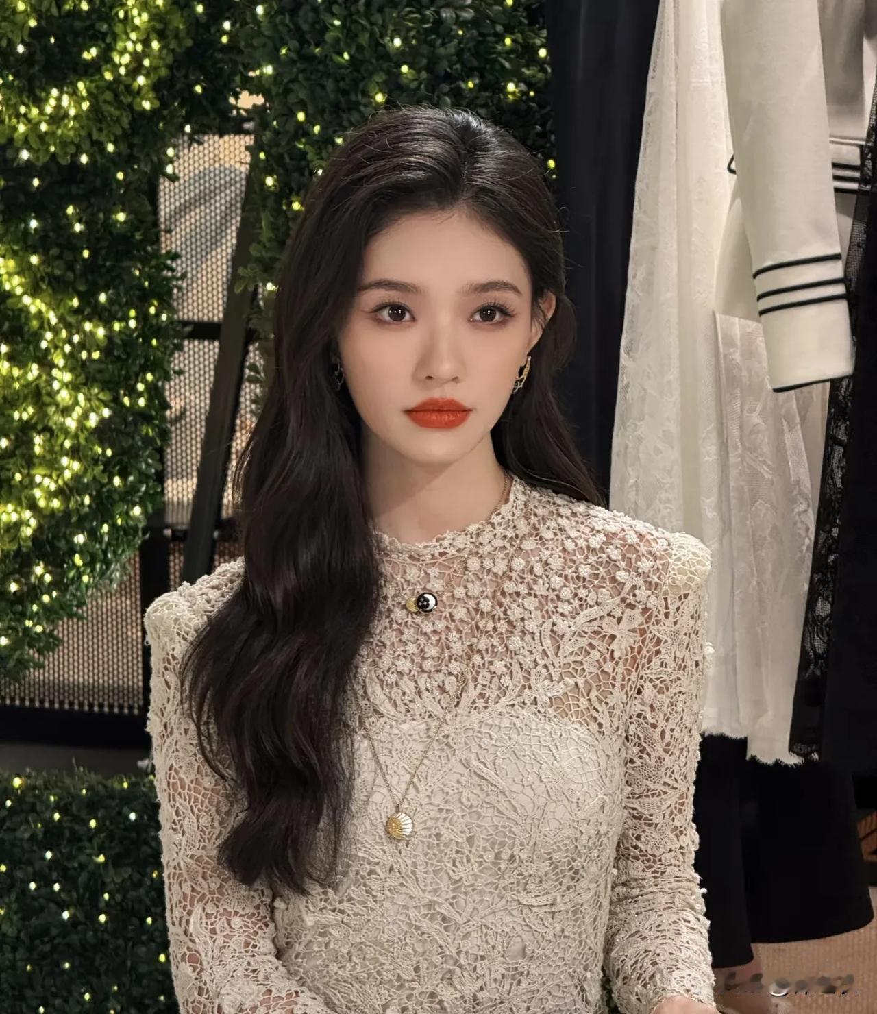 有网友说，林允虽然事业一般般，但是她这几年的红毯造型一次比一次惊艳。貌似她这