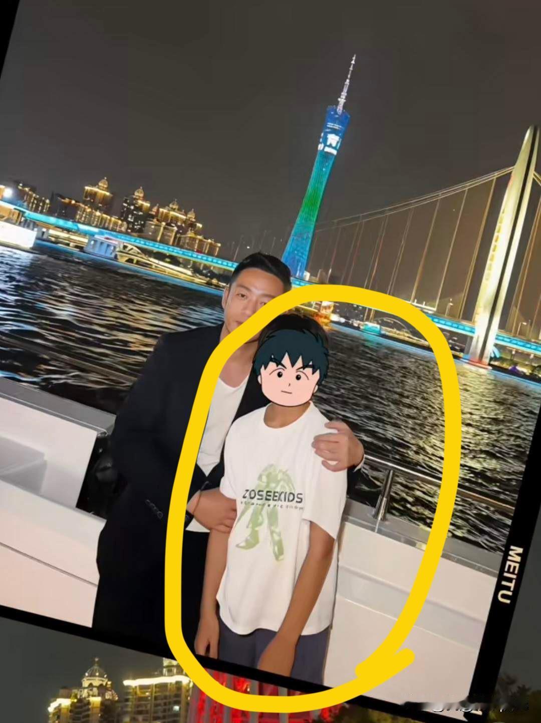 发现了吗？10岁的箖箖和爸爸汪小菲在一起时，总是一副很拘谨的模样。爸爸问他饭