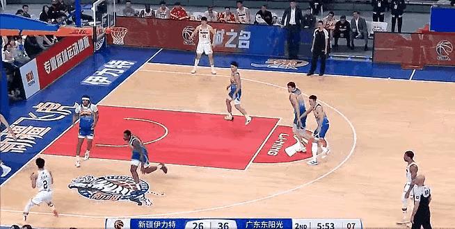 这球预定了本轮五佳球！广东宏远昨晚在客场轻取新疆伊力特，球队核心徐杰和外援莫兰