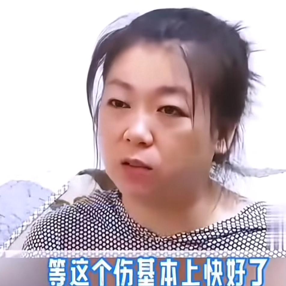 有时候，孙颖莎的妈妈高君如也会劝女儿“偷点懒，多睡一会儿”，她真是心疼女儿太累了