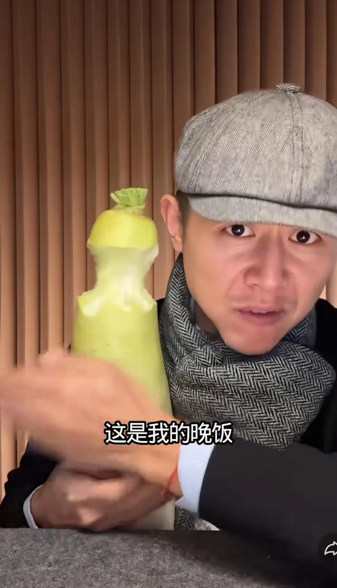 您是在哪搞的这么大的萝卜？[捂脸哭]而且真的啃了好多[捂脸哭]这是他的晚饭