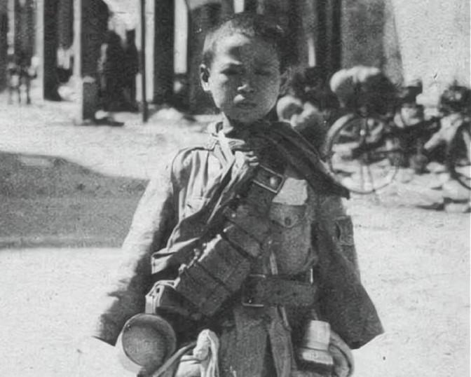1945年，一13岁男孩因为精通日语，被日军选中，当上了日军翻译官，然而，没想到