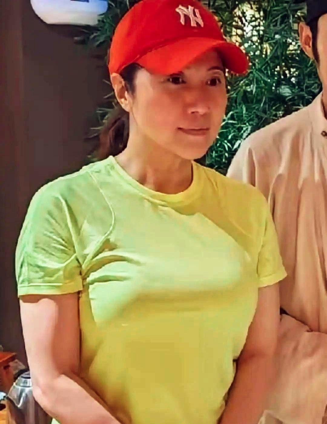 她不化妆，眼角有纹，却拿下了金鸡奖影后。素颜上阵，不靠滤镜，反而让人...