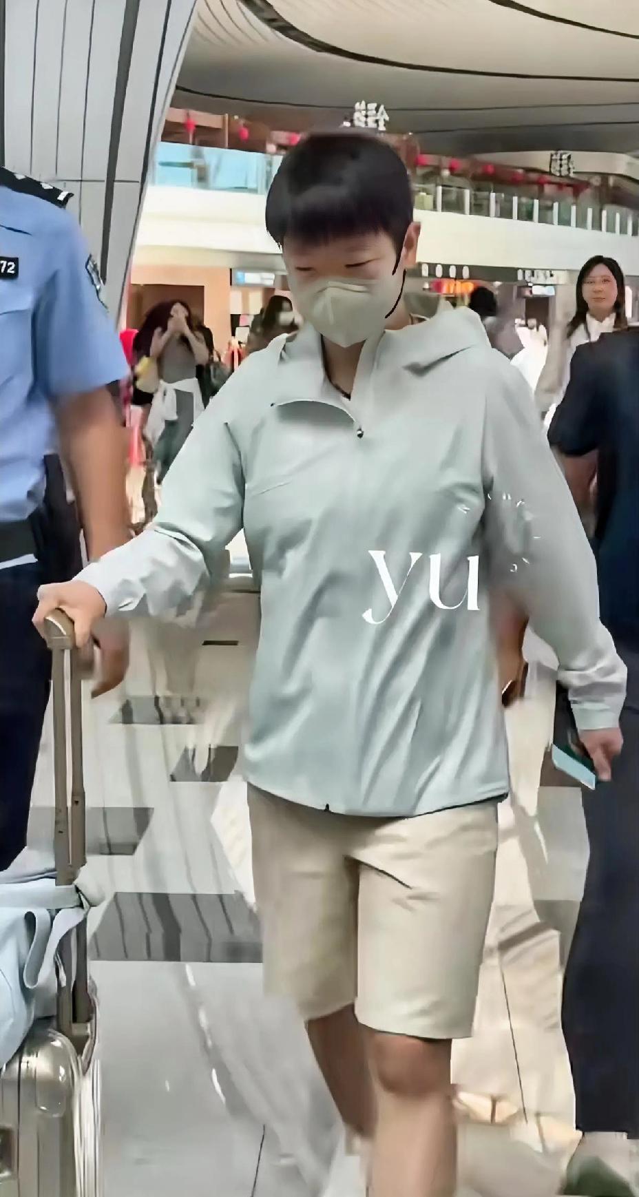 莎莎永远那么清清爽爽、干干净净今天国乒出发澳门参加冠军赛，国乒队员集体出发