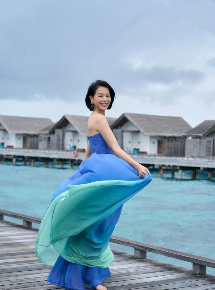 胡杏儿又带着老公出来秀恩爱了！一家五口去马尔代夫旅游了！全家都穿着蓝色系的衣服