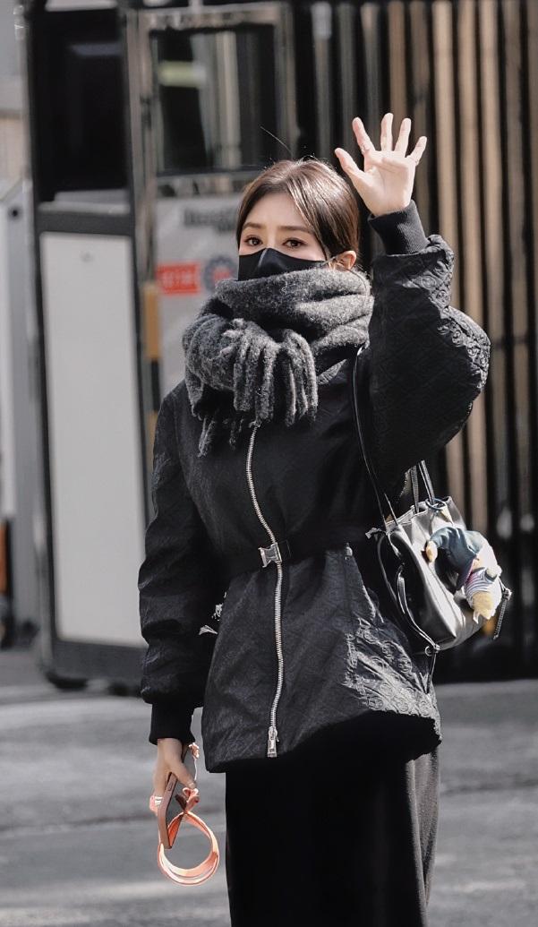 今天秦岚现身北京，她这次穿了一身黑色的衣服，看上去特别的时尚。她上身穿几何风