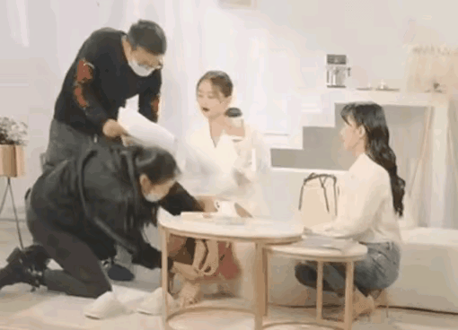 有些明星真能摆谱，有的已经是到了衣来伸手饭来张口的地步，个别的人达到了生活不能自