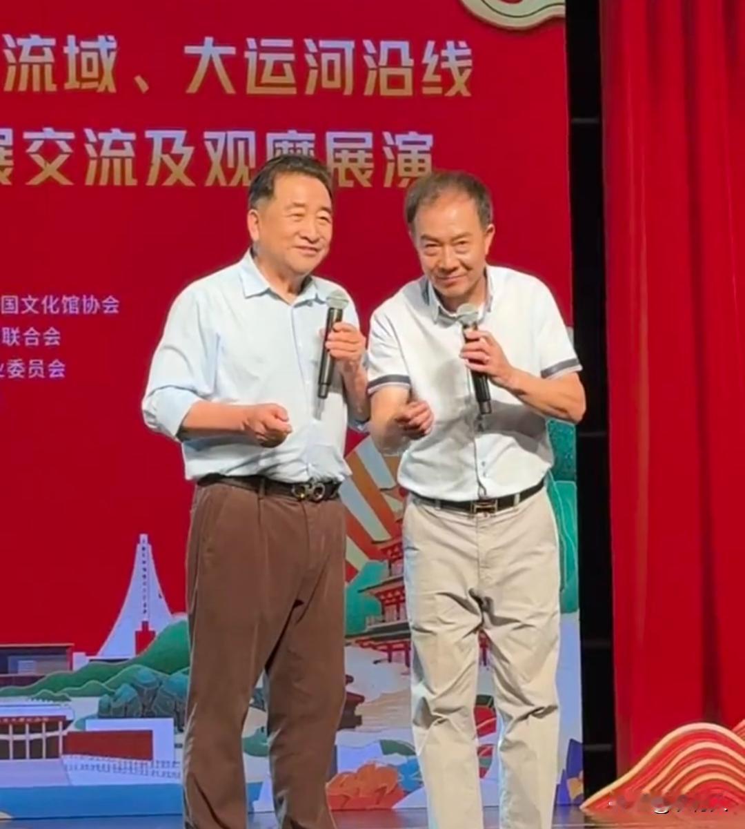 姜昆和戴志诚同台，大运河区艺交流展演现场。一身休闲装扮，没有穿大褂，依旧默契十足