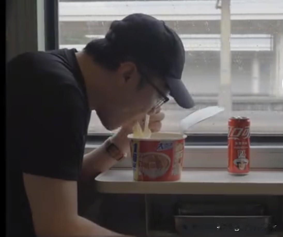 万万没想到，离开了董明珠，投靠李东生的王自如，出现在绿皮火车上。他大小也是网络界